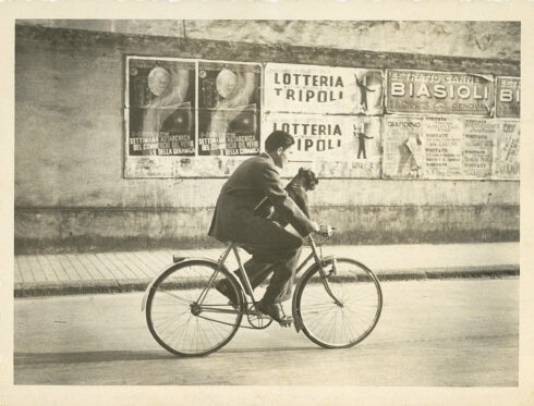 1936 In bici col cane Menelik